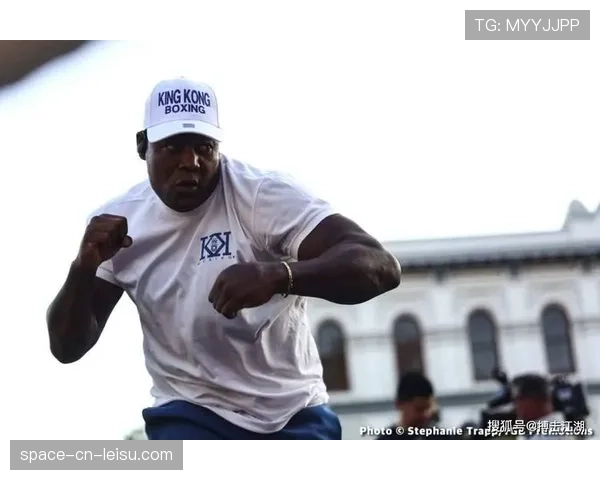 加隆·恩尼斯确认与小奥提兹比赛今年一定举行 加隆·恩尼斯确认与小奥提兹比赛今年一定举行