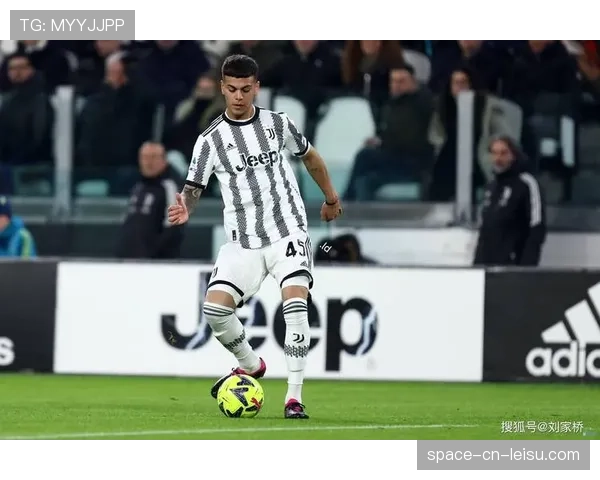 雨战镜头：国米vs尤文，双方球员在滂沱大雨中拼抢